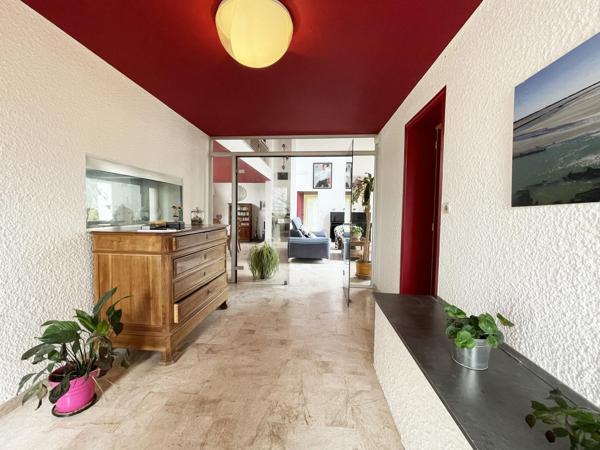 Maison d’architecte 213 m² – Quartier résidentiel, terrain arboré de 1 400 m²