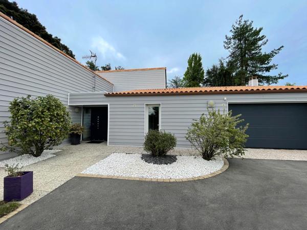 Maison d’architecte 213 m² – Quartier résidentiel, terrain arboré de 1 400 m²