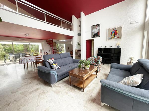 Maison d’architecte 213 m² – Quartier résidentiel, terrain arboré de 1 400 m²