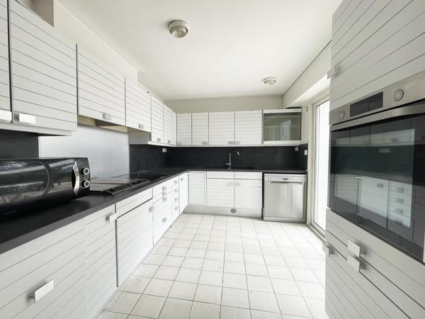 Maison d’architecte 213 m² – Quartier résidentiel, terrain arboré de 1 400 m²