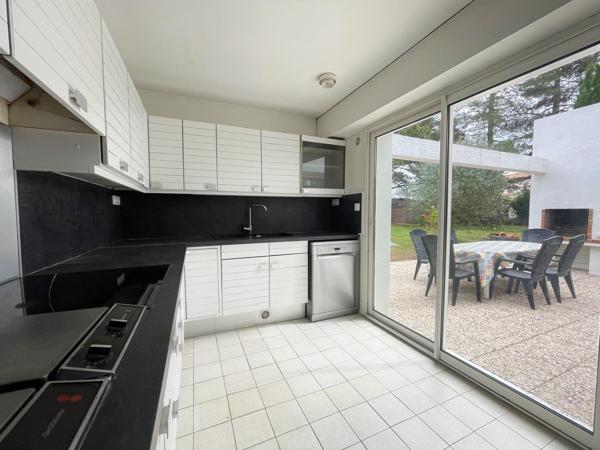 Maison d’architecte 213 m² – Quartier résidentiel, terrain arboré de 1 400 m²