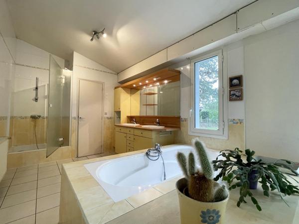 Maison d’architecte 213 m² – Quartier résidentiel, terrain arboré de 1 400 m²