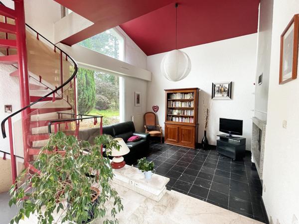 Maison d’architecte 213 m² – Quartier résidentiel, terrain arboré de 1 400 m²