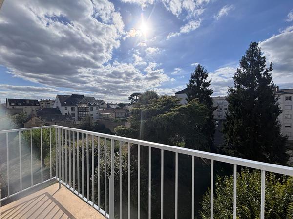 Appartement T4 avec balcon Laval Laval