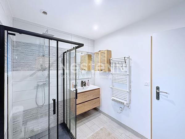 Belle maison contemporaine 6 pièces de 148 m2 avec piscine, terrain de volley, salle de sport, dépendance et grand garage sur terrain de 2300 m² Tourouzelle 11200