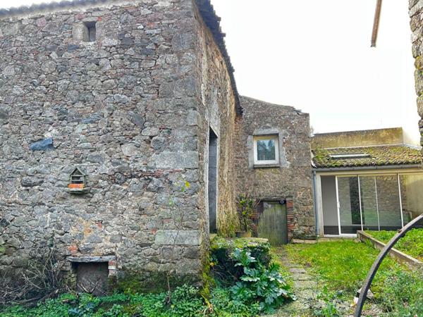 Maison  6 pièces, 97 m² + dépendances en pierres