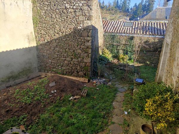 Maison  6 pièces, 97 m² + dépendances en pierres