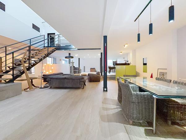 Superbe Loft de 375 m² avec exterieur et garage