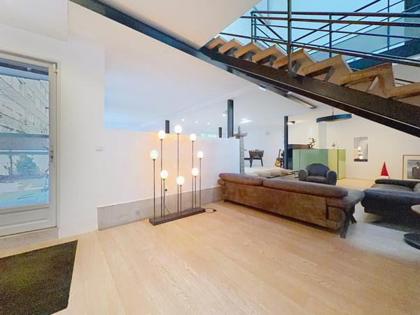 Superbe Loft de 375 m² avec exterieur et garage