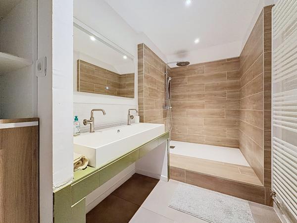 Superbe Loft de 375 m² avec exterieur et garage