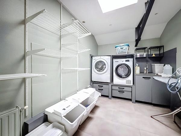 Superbe Loft de 375 m² avec exterieur et garage