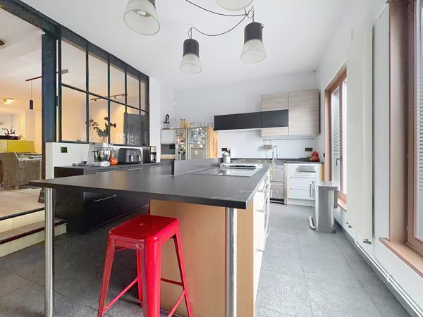 Superbe Loft de 375 m² avec exterieur et garage