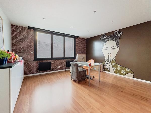 Superbe Loft de 375 m² avec exterieur et garage