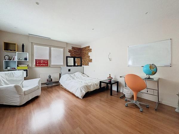 Superbe Loft de 375 m² avec exterieur et garage