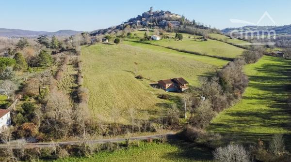 Terrain à bâtir dans le village de les Cabannes, viabilisé, assainissement individuel à prévoir.