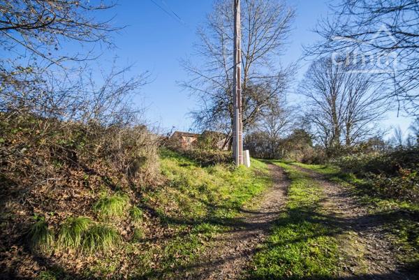 Terrain à bâtir dans le village de les Cabannes, viabilisé, assainissement individuel à prévoir.