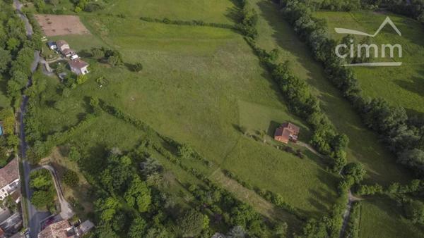 Terrain à bâtir dans le village de les Cabannes, viabilisé, assainissement individuel à prévoir.