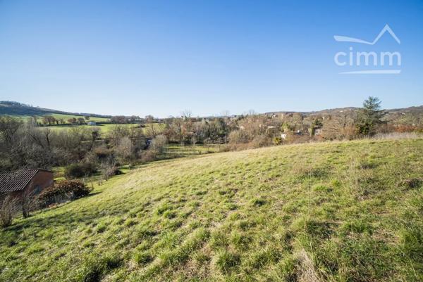 Terrain à bâtir dans le village de les Cabannes, viabilisé, assainissement individuel à prévoir.