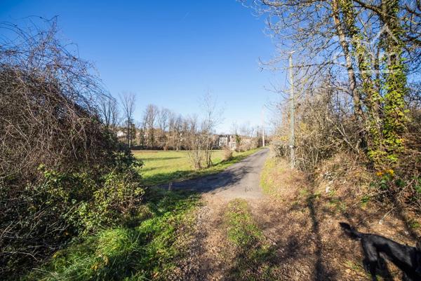 Terrain à bâtir dans le village de les Cabannes, viabilisé, assainissement individuel à prévoir.
