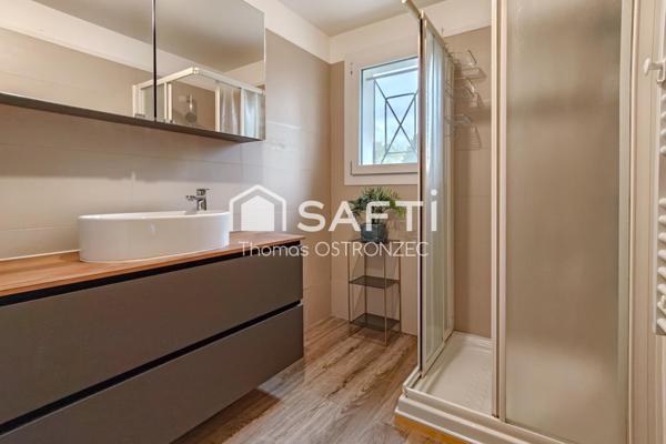 Maison avec vue dominante et piscine au calme