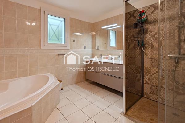 Maison avec vue dominante et piscine au calme