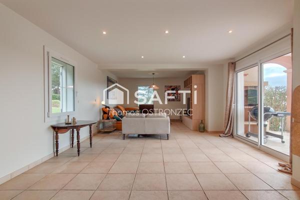 Maison avec vue dominante et piscine au calme