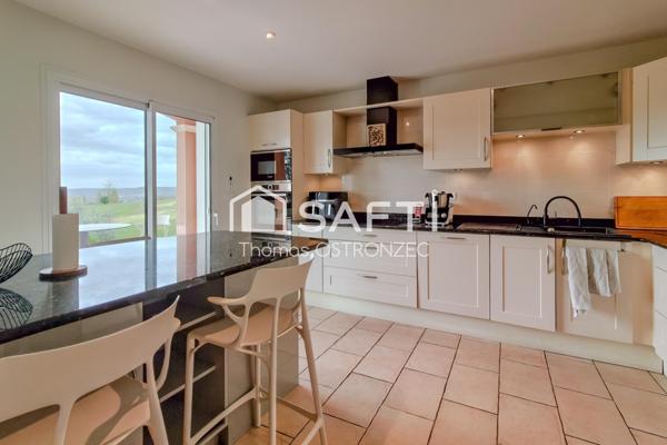 Maison avec vue dominante et piscine au calme