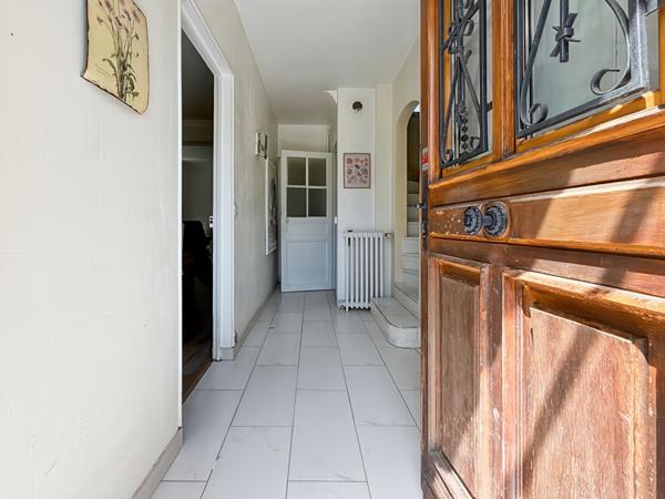 MAISON 5 PIÈCES 964m2 de terrain.