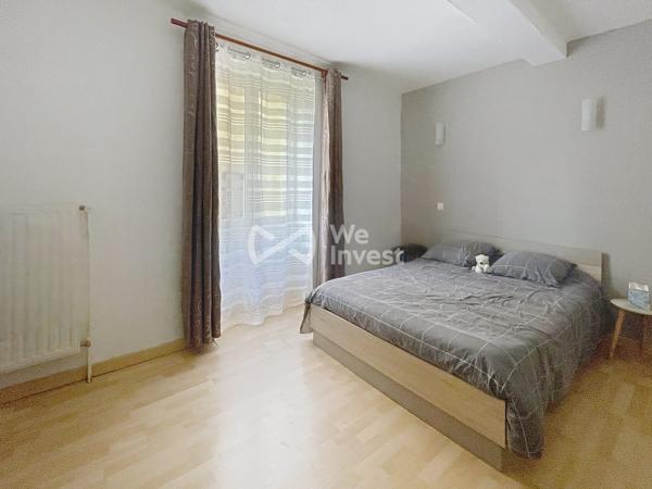 Maison de ville de type 5 avec 4 chambres et combles aménageables.