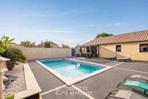 Confort de plain-pied et éco performance : propriété avec piscine au coeur du bourg