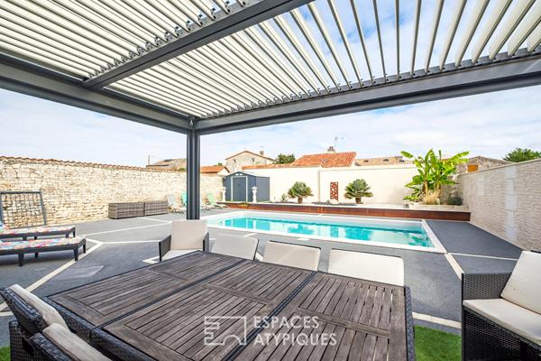 Confort de plain-pied et éco performance : propriété avec piscine au coeur du bourg