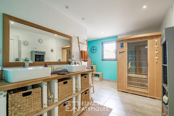 Confort de plain-pied et éco performance : propriété avec piscine au coeur du bourg