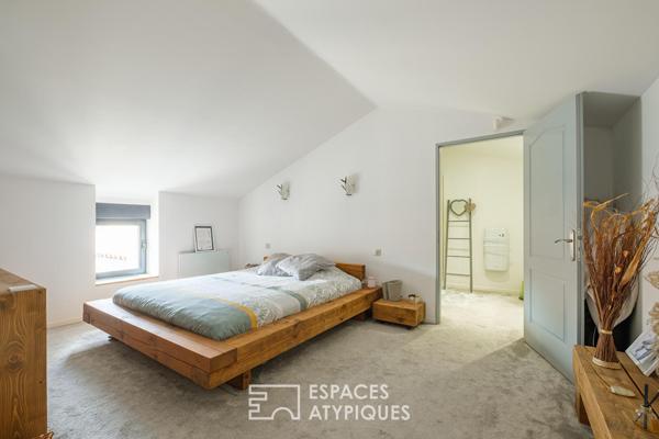Confort de plain-pied et éco performance : propriété avec piscine au coeur du bourg