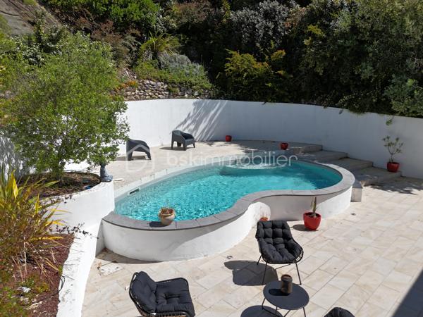 Sur les hauteurs confidentielles de Lauzerville, cette villa contemporaine s’inscrit dans une position dominante rare, ouverte sur les Pyrénées et les coteaux environnants. Ici, tout a été pensé pour capter la lumière et offrir une qualité de vie aussi élégante que fluide.

Dès les premiers pas, les volumes impressionnent. La pièce de vie, spectaculaire avec ses 80 m² et sa hauteur sous plafond, est entièrement tournée vers l’extérieur. La lumière y circule librement, du matin au soir, créant une atmosphère chaleureuse et apaisante. La cuisine ouverte, prolongée par une arrière-cuisine discrète, s’intègre naturellement dans cet espace de réception.

Un second salon, sublimé par un poêle à bois suspendu, invite à des moments plus intimes. Modulable, il peut devenir une suite supplémentaire ou un espace indépendant selon les envies.

La suite parentale de 30 m² environ, offre un véritable espace privé : dressing, salle d’eau et accès à une terrasse confidentielle avec jacuzzi… un lieu à part, à l’abri des regards.

À l’étage, une mezzanine ouverte sur le séjour prolonge cette sensation d’espace et distribue trois chambres. En point d’orgue, une terrasse en dernier niveau, esprit tropézienne, offre un panorama privilégié, à savourer en toute intimité.

Les prestations se prolongent en sous-sol avec des espaces rares : salle de cinéma, espace sport ou loisirs, vaste garage… autant de mètres carrés supplémentaires qui participent pleinement au confort de vie.

À l’extérieur, les aménagements ont été pensés avec soin : lignes épurées, jardin minéral facile d’entretien, piscine bordée d’une plage carrelée, et plusieurs terrasses aux ambiances différentes pour profiter de chaque moment de la journée.

Discrète depuis la rue, généreuse dans ses volumes, baignée de lumière et ouverte sur l’horizon, cette propriété offre un équilibre subtil entre intimité et espace, confort et élégance.
Un bien à part, pour une clientèle en recherche de qualité de vie autant que de prestations.

Visite virtuelle et plans disponibles sur demande.

Contactez Stéphanie Crozier, votre conseiller immobilier, spécialiste du secteur.
Collaboration inter-agences acceptée dans le respect des règles de partage, afin de maximiser les opportunités pour les acquéreurs et les vendeurs.

***********************************************************************************************

Set in a confidential, elevated position in Lauzerville, this contemporary villa enjoys a rare dominant setting with open views over the Pyrenees and surrounding hills. Every detail has been designed to maximise natural light and offer an elegant, effortless lifestyle.

From the moment you enter, the sense of space is striking. The impressive 80 sqm living area, enhanced by high ceilings, is fully oriented towards the outdoors. Natural light flows throughout the day, creating a warm and peaceful atmosphere. The open-plan kitchen, complemented by a discreet utility room, integrates seamlessly into this beautiful reception space.

A second lounge, featuring a suspended wood-burning stove, provides a more intimate setting. Flexible in its layout, it can easily be converted into an additional suite or independent living area.

The master suite, approximately 30 sqm, offers a true private retreat with dressing room, shower room, and direct access to a secluded terrace with jacuzzi — a peaceful space, completely private.

Upstairs, a mezzanine overlooking the living area enhances the feeling of openness and leads to three bedrooms. At the top level, a rooftop terrace in a “tropézienne” style offers a privileged panorama, perfect for enjoying in total privacy.

The lower ground floor further enhances the property with rare additional spaces: a home cinema room, fitness or leisure area, and a large garage. These generous volumes significantly contribute to everyday comfort.

Outside, the landscaped areas have been thoughtfully designed: clean architectural lines, low-maintenance mineral garden, tiled pool terrace, and multiple outdoor spaces with different orientations, allowing you to enjoy every moment of the day.

Discreet from the street yet generous in volume, flooded with natural light and open to the horizon, this property offers a subtle balance between privacy and space, comfort and elegance.

A truly distinctive home for buyers seeking both lifestyle quality and high-end features.

Virtual tour and floor plans available upon request.

Contact Stéphanie Crozier, your local real estate advisor and area specialist.
Inter-agency collaboration welcomed, in full respect of professional practices, to maximise opportunities for both buyers and sellers.