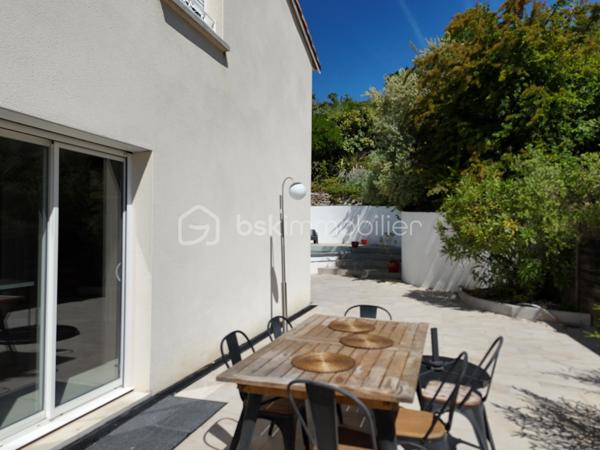 Sur les hauteurs confidentielles de Lauzerville, cette villa contemporaine s’inscrit dans une position dominante rare, ouverte sur les Pyrénées et les coteaux environnants. Ici, tout a été pensé pour capter la lumière et offrir une qualité de vie aussi élégante que fluide.

Dès les premiers pas, les volumes impressionnent. La pièce de vie, spectaculaire avec ses 80 m² et sa hauteur sous plafond, est entièrement tournée vers l’extérieur. La lumière y circule librement, du matin au soir, créant une atmosphère chaleureuse et apaisante. La cuisine ouverte, prolongée par une arrière-cuisine discrète, s’intègre naturellement dans cet espace de réception.

Un second salon, sublimé par un poêle à bois suspendu, invite à des moments plus intimes. Modulable, il peut devenir une suite supplémentaire ou un espace indépendant selon les envies.

La suite parentale de 30 m² environ, offre un véritable espace privé : dressing, salle d’eau et accès à une terrasse confidentielle avec jacuzzi… un lieu à part, à l’abri des regards.

À l’étage, une mezzanine ouverte sur le séjour prolonge cette sensation d’espace et distribue trois chambres. En point d’orgue, une terrasse en dernier niveau, esprit tropézienne, offre un panorama privilégié, à savourer en toute intimité.

Les prestations se prolongent en sous-sol avec des espaces rares : salle de cinéma, espace sport ou loisirs, vaste garage… autant de mètres carrés supplémentaires qui participent pleinement au confort de vie.

À l’extérieur, les aménagements ont été pensés avec soin : lignes épurées, jardin minéral facile d’entretien, piscine bordée d’une plage carrelée, et plusieurs terrasses aux ambiances différentes pour profiter de chaque moment de la journée.

Discrète depuis la rue, généreuse dans ses volumes, baignée de lumière et ouverte sur l’horizon, cette propriété offre un équilibre subtil entre intimité et espace, confort et élégance.
Un bien à part, pour une clientèle en recherche de qualité de vie autant que de prestations.

Visite virtuelle et plans disponibles sur demande.

Contactez Stéphanie Crozier, votre conseiller immobilier, spécialiste du secteur.
Collaboration inter-agences acceptée dans le respect des règles de partage, afin de maximiser les opportunités pour les acquéreurs et les vendeurs.

***********************************************************************************************

Set in a confidential, elevated position in Lauzerville, this contemporary villa enjoys a rare dominant setting with open views over the Pyrenees and surrounding hills. Every detail has been designed to maximise natural light and offer an elegant, effortless lifestyle.

From the moment you enter, the sense of space is striking. The impressive 80 sqm living area, enhanced by high ceilings, is fully oriented towards the outdoors. Natural light flows throughout the day, creating a warm and peaceful atmosphere. The open-plan kitchen, complemented by a discreet utility room, integrates seamlessly into this beautiful reception space.

A second lounge, featuring a suspended wood-burning stove, provides a more intimate setting. Flexible in its layout, it can easily be converted into an additional suite or independent living area.

The master suite, approximately 30 sqm, offers a true private retreat with dressing room, shower room, and direct access to a secluded terrace with jacuzzi — a peaceful space, completely private.

Upstairs, a mezzanine overlooking the living area enhances the feeling of openness and leads to three bedrooms. At the top level, a rooftop terrace in a “tropézienne” style offers a privileged panorama, perfect for enjoying in total privacy.

The lower ground floor further enhances the property with rare additional spaces: a home cinema room, fitness or leisure area, and a large garage. These generous volumes significantly contribute to everyday comfort.

Outside, the landscaped areas have been thoughtfully designed: clean architectural lines, low-maintenance mineral garden, tiled pool terrace, and multiple outdoor spaces with different orientations, allowing you to enjoy every moment of the day.

Discreet from the street yet generous in volume, flooded with natural light and open to the horizon, this property offers a subtle balance between privacy and space, comfort and elegance.

A truly distinctive home for buyers seeking both lifestyle quality and high-end features.

Virtual tour and floor plans available upon request.

Contact Stéphanie Crozier, your local real estate advisor and area specialist.
Inter-agency collaboration welcomed, in full respect of professional practices, to maximise opportunities for both buyers and sellers.