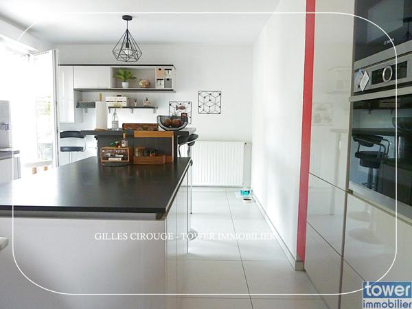 LARMOR-PLAGE: PROCHE DU PORT - LUMINEUSE MAISON FAMILIALE - TRES BEL EXTERIEUR.