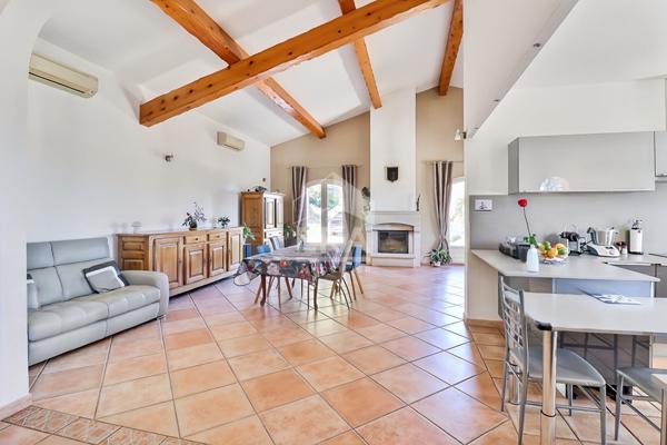 A vendre maison type 5 de 160m2 avec vue dégagée, piscine intérieure et 200 m² à aménager à Ensuès la Redonne 13220