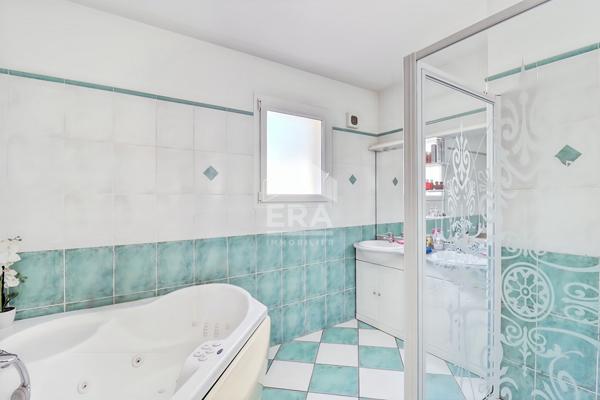 A vendre maison type 5 de 160m2 avec vue dégagée, piscine intérieure et 200 m² à aménager à Ensuès la Redonne 13220