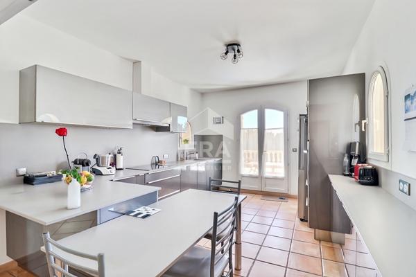 A vendre maison type 5 de 160m2 avec vue dégagée, piscine intérieure et 200 m² à aménager à Ensuès la Redonne 13220