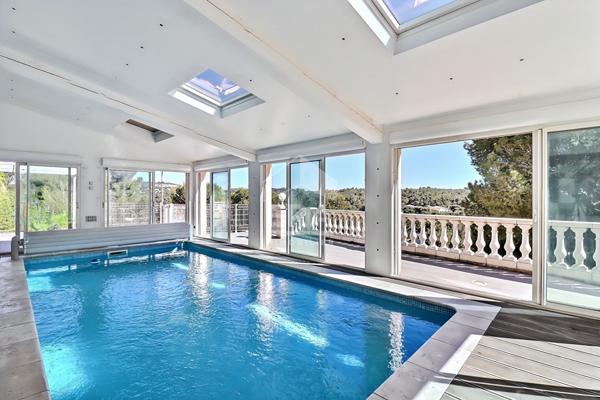 A vendre maison type 5 de 160m2 avec vue dégagée, piscine intérieure et 200 m² à aménager à Ensuès la Redonne 13220
