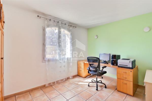 A vendre maison type 5 de 160m2 avec vue dégagée, piscine intérieure et 200 m² à aménager à Ensuès la Redonne 13220