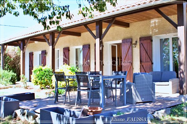 Venez découvrir cette élégante maison de plain-pied qui sera appréciée des amoureux de tranquillité et de confort.
Totalement rénovée, confortable et économe en énergies, elle vous fera bénéficier d'un environnement paisible, avec toutes les commodités à 4 minutes.
Elle offre un style de vie décontracté, avec un bel espace extérieur convivial, sa terrasse sans vis à vis ombragée par le cerisier fait face à la piscine hors -sol, un agrément que les canicules rendent très appréciable !!! Un grand garage attenant de plus de 30 m², un atelier construit séparément, un carport et de plus une vue sur les Pyrénées, de quoi rendre toute la famille heureuse. 
Élevée sur vide sanitaire, son vaste séjour chaleureux de plus de 40 m² est ouvert sur une belle cuisine entièrement équipée, cet espace jour est exposé plein Sud et l'avancée de toit permet d'être préservé de trop de chaleur et de protéger les terrasses. 
L'espace nuit est doté de 3 chambres avec chacune leur dressing respectif, d'une salle d'eau contemporaine et d'un grand cellier(ou buanderie) avec un grand placard de rangement qui communique intérieurement avec le garage.
Les combles peuvent facilement accueillir 2 pièces supplémentaires.
Cette demeure sans mitoyenneté est un bijou rare à saisir pour ceux qui recherchent le calme sans s'éloigner des commodités urbaines.