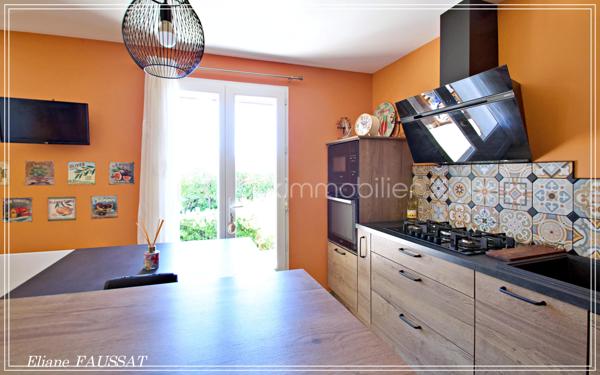 Venez découvrir cette élégante maison de plain-pied qui sera appréciée des amoureux de tranquillité et de confort.
Totalement rénovée, confortable et économe en énergies, elle vous fera bénéficier d'un environnement paisible, avec toutes les commodités à 4 minutes.
Elle offre un style de vie décontracté, avec un bel espace extérieur convivial, sa terrasse sans vis à vis ombragée par le cerisier fait face à la piscine hors -sol, un agrément que les canicules rendent très appréciable !!! Un grand garage attenant de plus de 30 m², un atelier construit séparément, un carport et de plus une vue sur les Pyrénées, de quoi rendre toute la famille heureuse. 
Élevée sur vide sanitaire, son vaste séjour chaleureux de plus de 40 m² est ouvert sur une belle cuisine entièrement équipée, cet espace jour est exposé plein Sud et l'avancée de toit permet d'être préservé de trop de chaleur et de protéger les terrasses. 
L'espace nuit est doté de 3 chambres avec chacune leur dressing respectif, d'une salle d'eau contemporaine et d'un grand cellier(ou buanderie) avec un grand placard de rangement qui communique intérieurement avec le garage.
Les combles peuvent facilement accueillir 2 pièces supplémentaires.
Cette demeure sans mitoyenneté est un bijou rare à saisir pour ceux qui recherchent le calme sans s'éloigner des commodités urbaines.