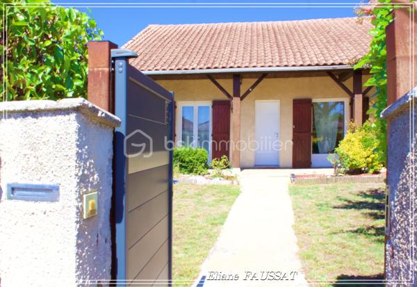 Venez découvrir cette élégante maison de plain-pied qui sera appréciée des amoureux de tranquillité et de confort.
Totalement rénovée, confortable et économe en énergies, elle vous fera bénéficier d'un environnement paisible, avec toutes les commodités à 4 minutes.
Elle offre un style de vie décontracté, avec un bel espace extérieur convivial, sa terrasse sans vis à vis ombragée par le cerisier fait face à la piscine hors -sol, un agrément que les canicules rendent très appréciable !!! Un grand garage attenant de plus de 30 m², un atelier construit séparément, un carport et de plus une vue sur les Pyrénées, de quoi rendre toute la famille heureuse. 
Élevée sur vide sanitaire, son vaste séjour chaleureux de plus de 40 m² est ouvert sur une belle cuisine entièrement équipée, cet espace jour est exposé plein Sud et l'avancée de toit permet d'être préservé de trop de chaleur et de protéger les terrasses. 
L'espace nuit est doté de 3 chambres avec chacune leur dressing respectif, d'une salle d'eau contemporaine et d'un grand cellier(ou buanderie) avec un grand placard de rangement qui communique intérieurement avec le garage.
Les combles peuvent facilement accueillir 2 pièces supplémentaires.
Cette demeure sans mitoyenneté est un bijou rare à saisir pour ceux qui recherchent le calme sans s'éloigner des commodités urbaines.