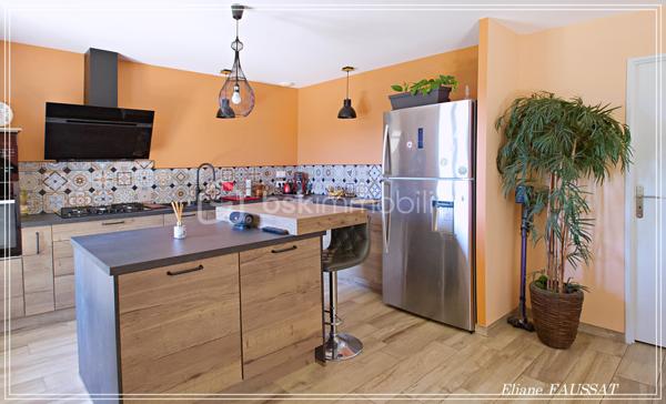 Venez découvrir cette élégante maison de plain-pied qui sera appréciée des amoureux de tranquillité et de confort.
Totalement rénovée, confortable et économe en énergies, elle vous fera bénéficier d'un environnement paisible, avec toutes les commodités à 4 minutes.
Elle offre un style de vie décontracté, avec un bel espace extérieur convivial, sa terrasse sans vis à vis ombragée par le cerisier fait face à la piscine hors -sol, un agrément que les canicules rendent très appréciable !!! Un grand garage attenant de plus de 30 m², un atelier construit séparément, un carport et de plus une vue sur les Pyrénées, de quoi rendre toute la famille heureuse. 
Élevée sur vide sanitaire, son vaste séjour chaleureux de plus de 40 m² est ouvert sur une belle cuisine entièrement équipée, cet espace jour est exposé plein Sud et l'avancée de toit permet d'être préservé de trop de chaleur et de protéger les terrasses. 
L'espace nuit est doté de 3 chambres avec chacune leur dressing respectif, d'une salle d'eau contemporaine et d'un grand cellier(ou buanderie) avec un grand placard de rangement qui communique intérieurement avec le garage.
Les combles peuvent facilement accueillir 2 pièces supplémentaires.
Cette demeure sans mitoyenneté est un bijou rare à saisir pour ceux qui recherchent le calme sans s'éloigner des commodités urbaines.