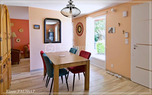 Venez découvrir cette élégante maison de plain-pied qui sera appréciée des amoureux de tranquillité et de confort.
Totalement rénovée, confortable et économe en énergies, elle vous fera bénéficier d'un environnement paisible, avec toutes les commodités à 4 minutes.
Elle offre un style de vie décontracté, avec un bel espace extérieur convivial, sa terrasse sans vis à vis ombragée par le cerisier fait face à la piscine hors -sol, un agrément que les canicules rendent très appréciable !!! Un grand garage attenant de plus de 30 m², un atelier construit séparément, un carport et de plus une vue sur les Pyrénées, de quoi rendre toute la famille heureuse. 
Élevée sur vide sanitaire, son vaste séjour chaleureux de plus de 40 m² est ouvert sur une belle cuisine entièrement équipée, cet espace jour est exposé plein Sud et l'avancée de toit permet d'être préservé de trop de chaleur et de protéger les terrasses. 
L'espace nuit est doté de 3 chambres avec chacune leur dressing respectif, d'une salle d'eau contemporaine et d'un grand cellier(ou buanderie) avec un grand placard de rangement qui communique intérieurement avec le garage.
Les combles peuvent facilement accueillir 2 pièces supplémentaires.
Cette demeure sans mitoyenneté est un bijou rare à saisir pour ceux qui recherchent le calme sans s'éloigner des commodités urbaines.