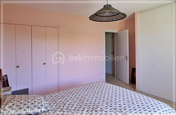 Venez découvrir cette élégante maison de plain-pied qui sera appréciée des amoureux de tranquillité et de confort.
Totalement rénovée, confortable et économe en énergies, elle vous fera bénéficier d'un environnement paisible, avec toutes les commodités à 4 minutes.
Elle offre un style de vie décontracté, avec un bel espace extérieur convivial, sa terrasse sans vis à vis ombragée par le cerisier fait face à la piscine hors -sol, un agrément que les canicules rendent très appréciable !!! Un grand garage attenant de plus de 30 m², un atelier construit séparément, un carport et de plus une vue sur les Pyrénées, de quoi rendre toute la famille heureuse. 
Élevée sur vide sanitaire, son vaste séjour chaleureux de plus de 40 m² est ouvert sur une belle cuisine entièrement équipée, cet espace jour est exposé plein Sud et l'avancée de toit permet d'être préservé de trop de chaleur et de protéger les terrasses. 
L'espace nuit est doté de 3 chambres avec chacune leur dressing respectif, d'une salle d'eau contemporaine et d'un grand cellier(ou buanderie) avec un grand placard de rangement qui communique intérieurement avec le garage.
Les combles peuvent facilement accueillir 2 pièces supplémentaires.
Cette demeure sans mitoyenneté est un bijou rare à saisir pour ceux qui recherchent le calme sans s'éloigner des commodités urbaines.