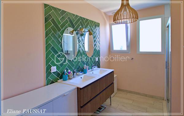 Venez découvrir cette élégante maison de plain-pied qui sera appréciée des amoureux de tranquillité et de confort.
Totalement rénovée, confortable et économe en énergies, elle vous fera bénéficier d'un environnement paisible, avec toutes les commodités à 4 minutes.
Elle offre un style de vie décontracté, avec un bel espace extérieur convivial, sa terrasse sans vis à vis ombragée par le cerisier fait face à la piscine hors -sol, un agrément que les canicules rendent très appréciable !!! Un grand garage attenant de plus de 30 m², un atelier construit séparément, un carport et de plus une vue sur les Pyrénées, de quoi rendre toute la famille heureuse. 
Élevée sur vide sanitaire, son vaste séjour chaleureux de plus de 40 m² est ouvert sur une belle cuisine entièrement équipée, cet espace jour est exposé plein Sud et l'avancée de toit permet d'être préservé de trop de chaleur et de protéger les terrasses. 
L'espace nuit est doté de 3 chambres avec chacune leur dressing respectif, d'une salle d'eau contemporaine et d'un grand cellier(ou buanderie) avec un grand placard de rangement qui communique intérieurement avec le garage.
Les combles peuvent facilement accueillir 2 pièces supplémentaires.
Cette demeure sans mitoyenneté est un bijou rare à saisir pour ceux qui recherchent le calme sans s'éloigner des commodités urbaines.