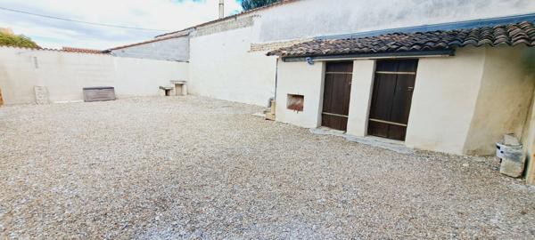 Dpt Charente Maritime (17), à vendre MATHA centre ville maison P4