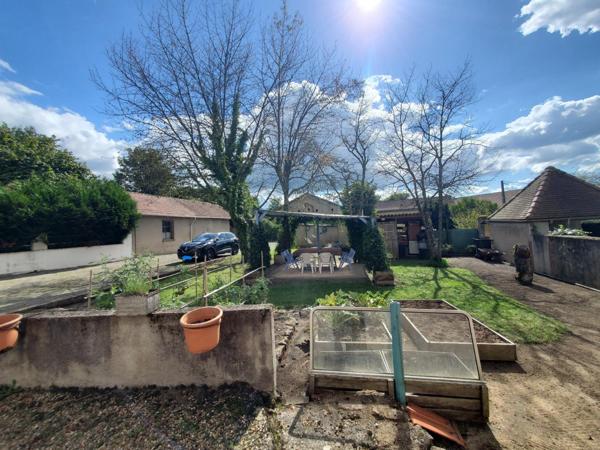 Immeuble de rentabilité possédant 4 appartements, 2 en accès plain pied avec extérieur commun